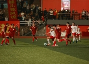 足球赛场一幕幕感人瞬间，球员们拼尽全力为胜利奋斗的简单介绍